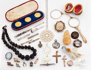 A SMALL GROUP OF VICTORIAN AND LATER JEWELLERY AND OTHER ITEMS,?including:?