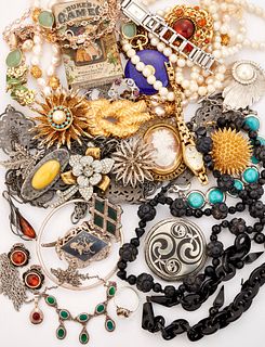 A SMALL QUANTITY OF COSTUME AND SILVER JEWELLERY,?including:?A VICTORIAN SC