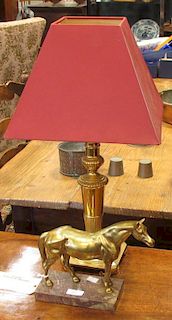 A brass model of a horse on marble base together with a brass table lamp (2) <br> <br>