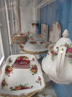 <p>A Royal Albert 'Old Country Roses' dinner service <br /> </p>