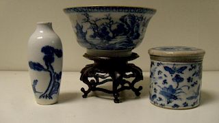 A late 18th/early 19th century blue and white bowl, a vase and a covered jar, the exterior of the bo