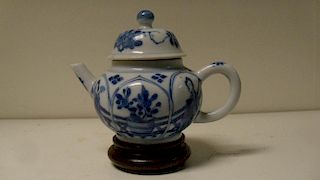 A blue and white tea pot, period of Kangxi, the sides painted with alternating lotus petal shaped pa