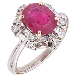 ANILLO CON RUBÍ Y DIAMANTES EN PLATINO con un rubí corte oval ~2.40 ct y diamantes corte baguette ~0.81 ct. Peso: 7.8 g. Talla: 6 ½ | RING WITH RUBY A