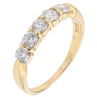 ANILLO CON DIAMANTES EN ORO AMARILLO DE 18K con diamantes corte brillante ~0.65 ct. Peso: 2.8 g. Talla: 6 ¾ | RING WITH DIAMONDS IN 18K YELLOW GOLD Br