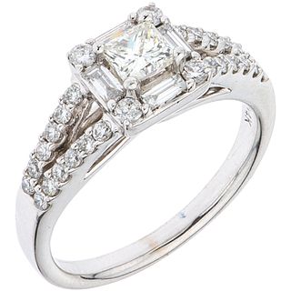 ANILLO CON DIAMANTES EN ORO BLANCO DE 14K con un diamante corte princess ~0.40 ct Claridad: VS2 y diamantes distintos cortes.Talla:7 ¼ | RING WITH DIA