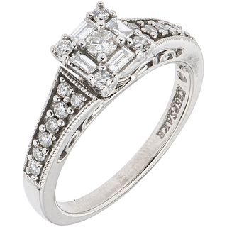 ANILLO CON DIAMANTES EN ORO BLANCO DE 14K con diamantes corte brillante y baguette ~0.55ct. Peso: 4.6 g. Talla: 7 ¼ | RING WITH DIAMONDS IN 14K WHITE 