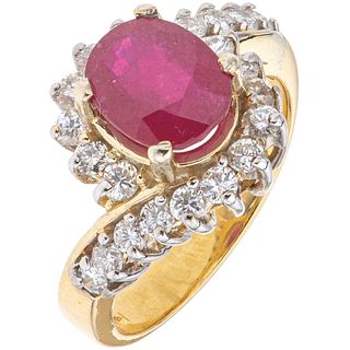 ANILLO CON RUBÍ Y DIAMANTES EN ORO AMARILLO DE 14K con un rubí corte oval ~2.10 ct y diamantes corte brillante ~1.0 ct | RING WITH RUBY AND DIAMONDS I