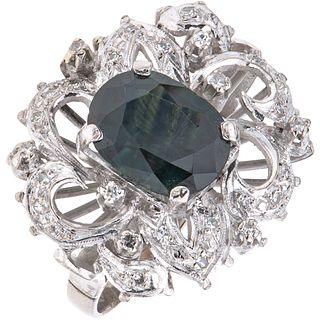 ANILLO CON ZAFIRO Y DIAMANTES EN PLATA PALADIO con un zafiro corte oval ~2.8 ct y diamantes corte 8x8 ~0.14 ct. Peso: 7.5 g. Talla: 6 ½ | RING WITH SA