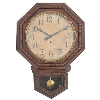 Reloj de pared. Estados Unidos, SXX. Estilo Art Decó. Elaborado en madera. Diseño octagonal. Carátula circular, índices arábigos.