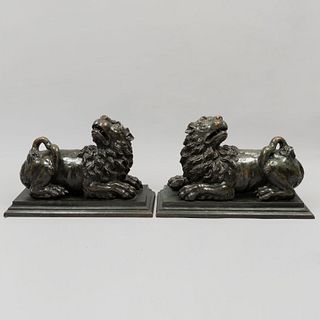 Par de leones guardianes. SXX. Fundición en bronce. Con base escalonada. 33 x 52 x 19 cm.
