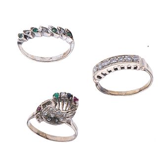 Anillo y dos churumbelas vintage con diamantes y esmeraldas en plata paladio. 17 diamantes corte 8 x 8. 5 esmeraldas corte redondo.