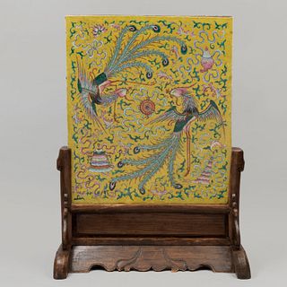 Panel. China, SXX. Elaborado en porcelana policromada. Con base de madera. Decorado con elementos florales, vegetales y aves.