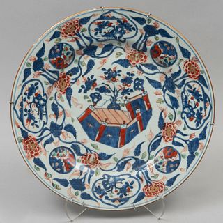 Plato decorativo. China, SXX. Elaborado en porcelana. Decorado con esmalte dorado, motivos florales, orgánicos. 42 cm de diámetro.