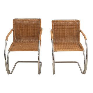 Par de sillones Cantilever. SXX. Diseño de Ludwig Mies van der Rohe. Estructura de metal cromado. Con respaldo y asiento de mimbre.