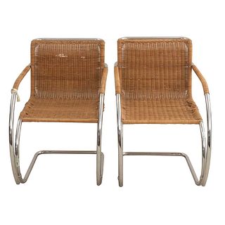 Par de sillones Cantilever. SXX. Diseño de Ludwig Mies van der Rohe. Estructura de metal cromado. Con respaldos y asientos de mimbre.