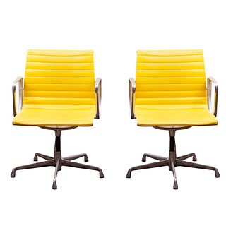 Charles y Ray Eames y Herman Miller. E.U.A, años 90. Par de sillones "Aluminum Group". Estructura de aluminio con soft pad en naugahyde