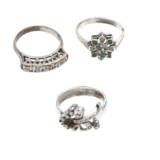 Tres anillos vintage con esmeraldas y diamantes en plata paladio y plata .925. 5 esmeraldas corte redondo.