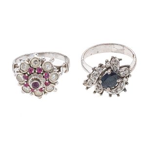Dos anillos vintage con zafiro, diamantes y simulantes en plata paladio y metal base. 1 zafiro corte oval.