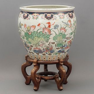 Jardinera. Origen oriental, SXX. Estilo cantonés. Elaborada en porcelana. Decorada con elementos orgánicos y florales.
