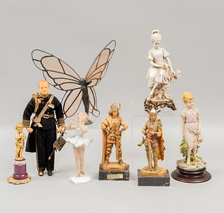 Lote de figuras decorativas. Inglaterra, Alemania, Italia y otros orígenes, sXX. Elaborados en resina, metal y porcelana. Piezas: 8