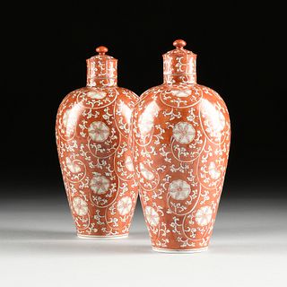 A PAIR OF CONTINENTAL KUTANI STYLE PORCELAIN LIDDED BOTTLES, POSSIBLY SAMSON, MARKED, LATE 19TH CENTURY,