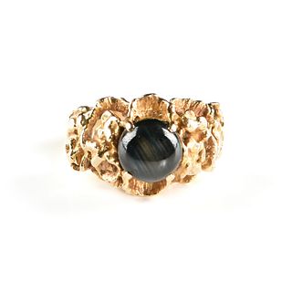 A 14K YELLOW GOLD AND BLACK STAR SAPPHIRE NUGGET RING,