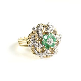 AN 18K YELLOW GOLD, EMERALD, AND DIAMOND CLUSTER RING,