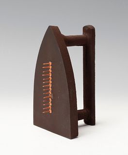 MAN RAY (Philadelphia, USA, 1890 - Paris, 1976).
"Cadeau, 1921.
Iron and nails.
Exemplar 1792/5000.
Signed, justified and titled