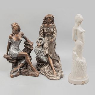 Leda y el cisne y 2 personajes femeninos. EE.UU. y México, sXX. Elaboradas en escayola moldeada y cerámica de color blanco. 55 cm mayor