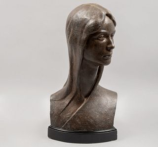RUVILLES. Busto femenino. Firmado. Escultura en bronce. Con base de metal color negro. 56 cm de altura.