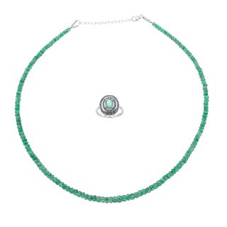 Collar con esmeraldas facetadas y anillo con esmeralda corte oval y cerco de zafiros corte redondo. 8. Peso: 16.7 g.