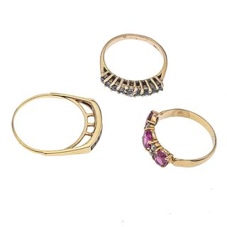 Tres anillos con zafiros, rubíes y diamantes en oro amarillo de 14k. 3 rubíes corte oval 0.90 ct. 8 zafiros corte princesa.