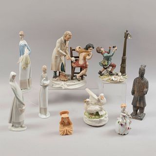 Lote de 9 figuras decorativas. Italia y otros orígenes, SXX. Elaboradas en cerámica, terracota y porcelana, una Capodimonte.