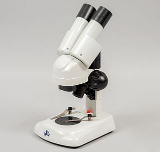 Microscopio estereoscópico infantil. China, sXXI. Marca Zeigen. Modelo ZE-22. Elaborado en metal y material sintético. 24 cm de altura.