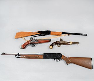 2 rifles de caza y 2 réplicas de armas de colección. México, Estados Unidos y otros orígenes. SXX-XXI. Uno marca Crosman Airguns.