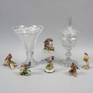 Lote mixto de 8 piezas. SXX. Consta de Colección de aves. Elaboradas en porcelana y cerámica. Y Dulcero y florero de cristal.