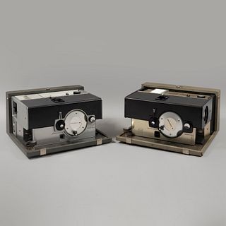 Lote de 2 proyectores. EE.UU., Ca. 1950. Marca Kodak. Modelo Cavalcade. Elaborado en baquelita, material sintético y metal.