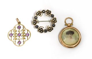 An Edwardian gold sapphire and split pearl wreath brooch,