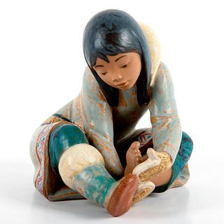 Eskimo Girl with Cold Feet 1012157 - Lladro Porcelain Figurine