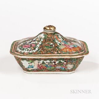 Pair of Rose Medallion Serving Bowls and Covers, China, 19th/20th century, lobed rectangular form flaring toward the mouth rim, resting