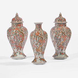 A garniture of three Japanese baluster jars and a vase 日本带盖瓷瓶两件和花瓶一件 18th/19th century 十八或十九世纪