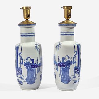 A mirrored pair of Chinese blue and white porcelain rouleau vases, mounted as lamps 青花人物纸槌瓶改装台灯一对 the porcelain late 19th/early 20th century 十九世纪晚期至二十