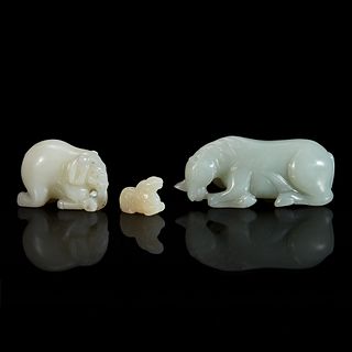 A group of three Chinese carved jade animals 玉雕瑞兽一组三件 Qing Dynasty 清