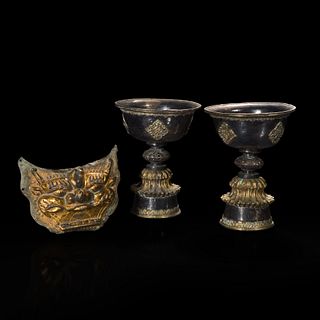 A pair of Tibetan or Mongolian parcel gilt butter lamps and a gilt repoussé mask 鎏金兽面铜牌饰和鎏金灯盏一对