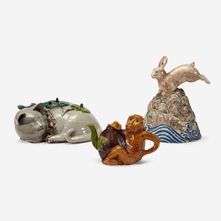 Three Japanese and Chinese ceramic animal-form items 日本瓷器三件