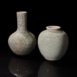 A Chinese Ge style small jar and a similarly glazed vase 哥窑风格小罐一组两件 Qing dynasty 清