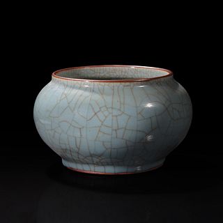 A Chinese guan-style globular jar 官窑风格圆罐