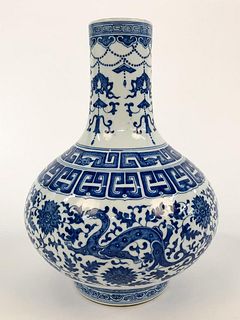 CHINESE QING-STYLE BLUE AND WHITE TIANQIUPING VASE