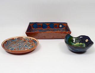 GROUP OF THREE GLAZED POTTERY DISHES