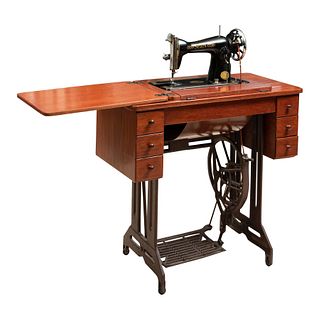 Máquina de coser. SXX. Elaborada en metal y madera. Marca Sears. Mueble de madera con 6 cajones.